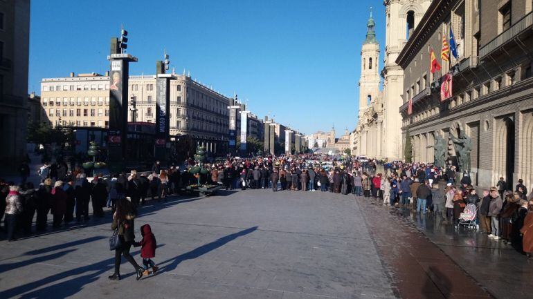 Los zaragozanos esperan para conseguir su trozo de roscón para celebrar San Valero