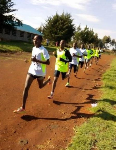 Grupo de corredores en la pista deportiva