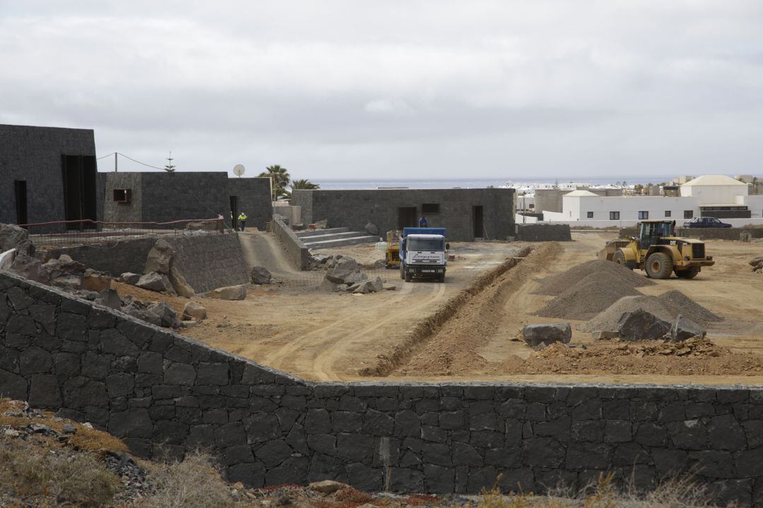 Reanudación de los trabajos en la Ciudad Deportiva de Costa Teguise.