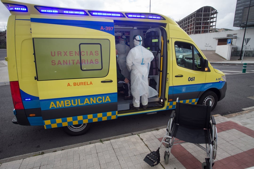 Personal sanitario en una ambulancia