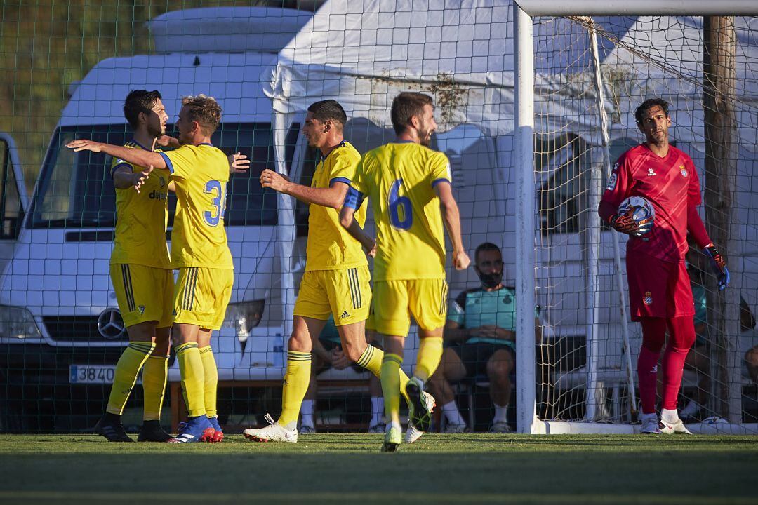 El Cádiz celebra un gol en su último amistoso, contra el Espanyol