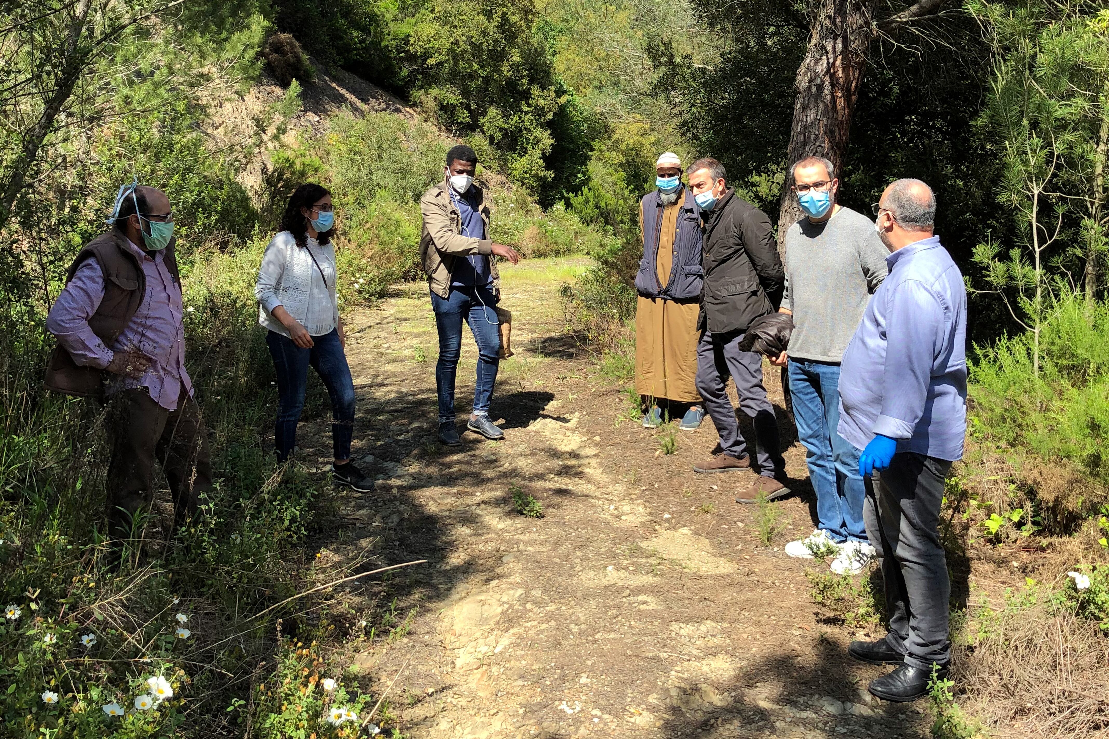 Representants de la comunitat musulmana de Girona amb el regidor de JxCat Martí Terés a l'emplaçament proposat per acollir el cementiri islàmic de la ciutat