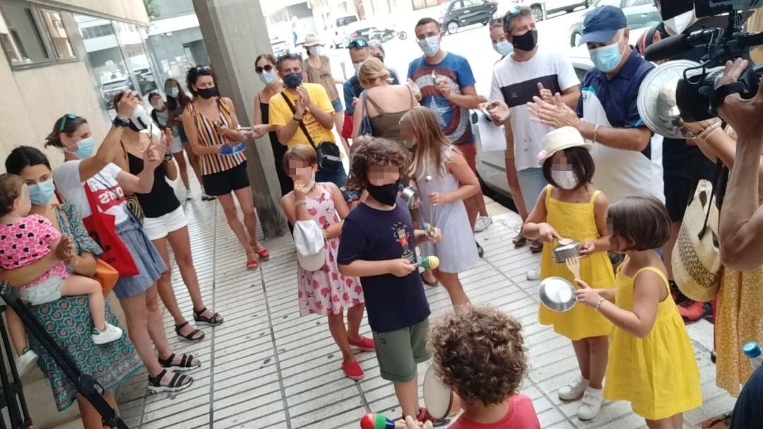 Participantes en la cacerolada de protestas organizada por el CEIP Voramar