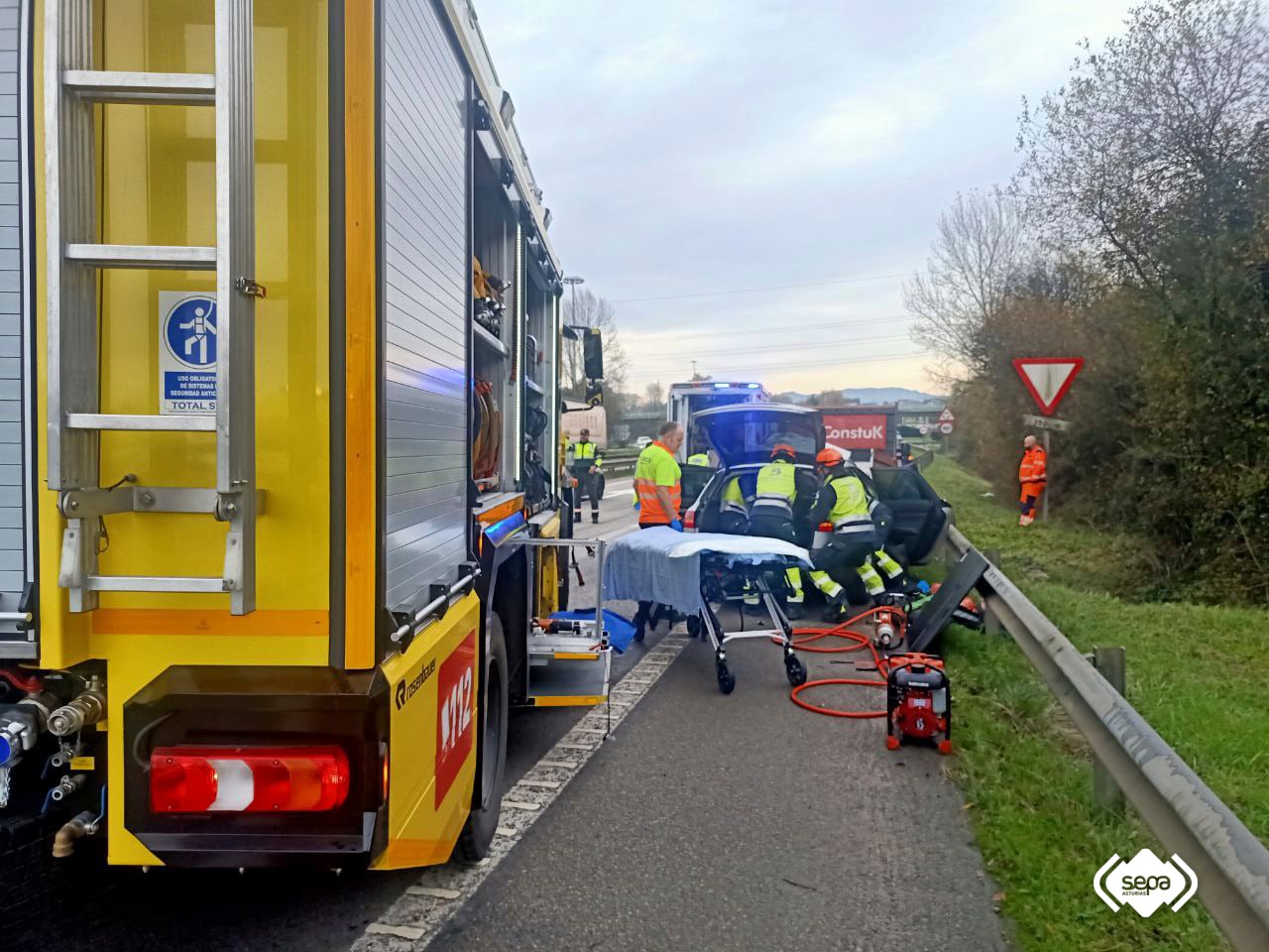 Los bomberos del SEPA necesitaron una tabla de rescate para liberar al conductor, atrapado en su coche tras la colisión.