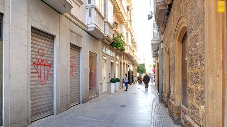 Imagen de la calle Columela de Cádiz en cuyo número 33 apareció el cadáver de la mujer