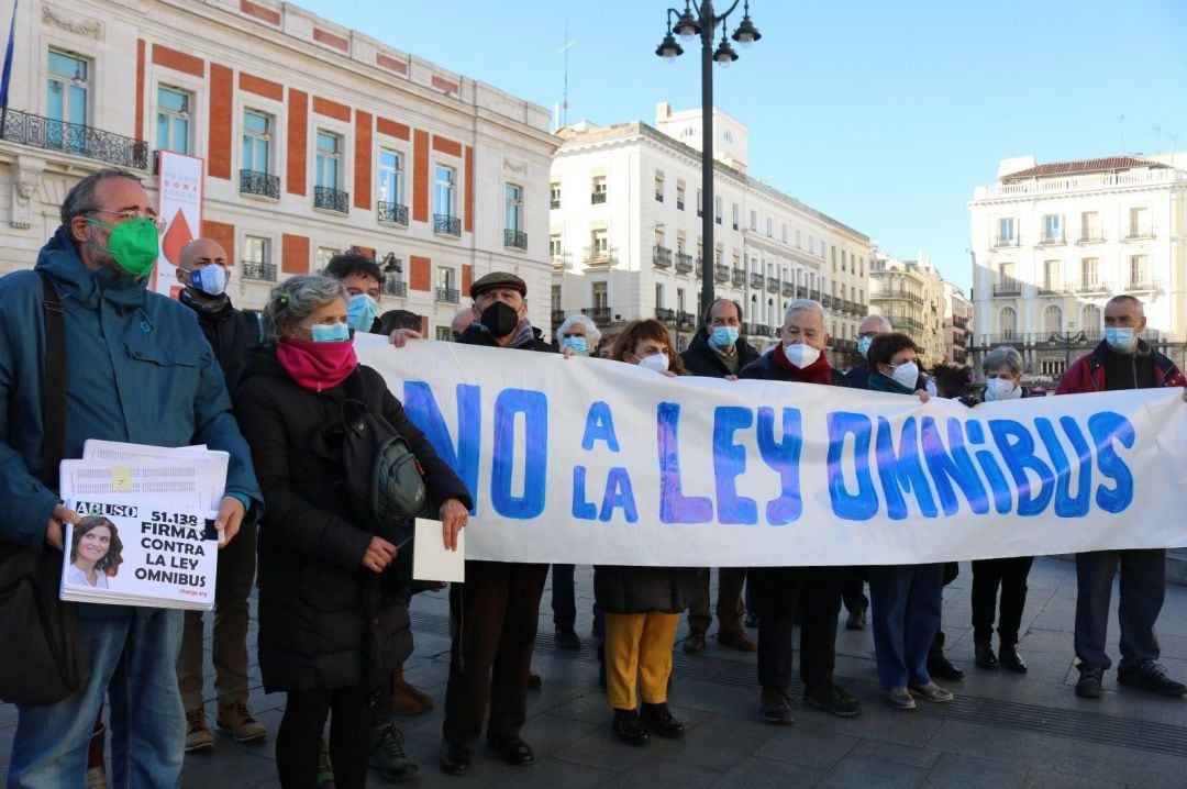 Entregan a Ayuso más de 50.000 firmas para que no tramite la Ley Ómnibus.