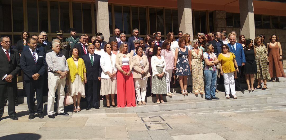 Concentración silenciosa a las puertas del Ayuntamiento de Córdoba condenando el crimen machista de Santa Rosa