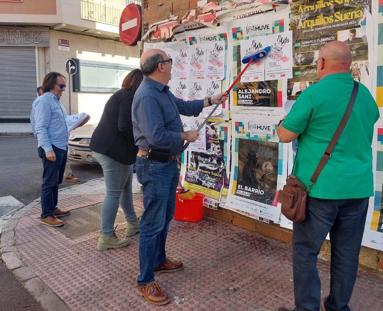 CCOO y UGT, durante la pegada de carteles en Linares, en torno al 1º de mayo.