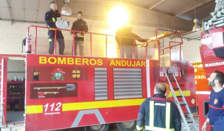Los bomberos de Andújar se afanan por ultimar los detalles de su carroza