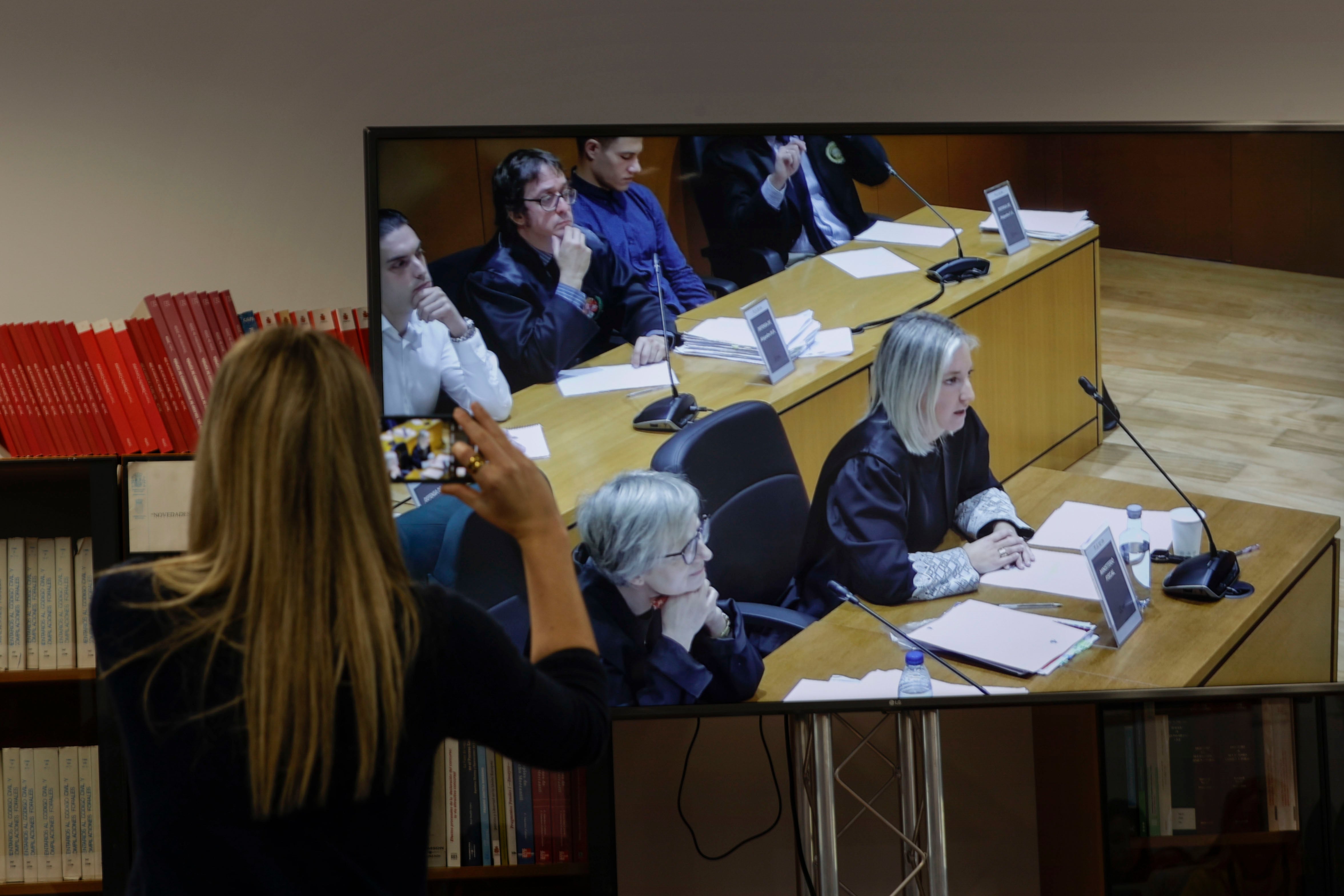 A CORUÑA, 14/11/2024.- Los informes de las acusaciones centran el juicio por el asesinato de Samuel Luiz, en el que los cinco acusados se enfrentan a penas de entre 22 y 27 años de prisión por el agravante de discriminación por orientación sexual. En la imagen, intervención en las conclusiones de la fiscal que instruye el caso, la letrada María Olga Serrano. EFE/Cabalar
