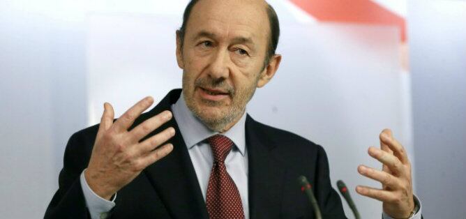 El líder socialista, Alfredo Pérez Rubalcaba, resta importancia al desmarque del PSC del PSOE sobre la consulta soberanista en Cataluña