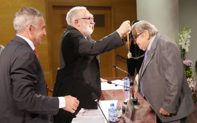 Ángel Rodríguez Brioso recibe la Cruz de Plata de la Orden del Perpetuo Socorro de manos del Presidente del Colegio Oficial de Médicos de Cádiz.