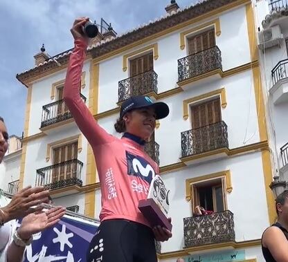 Sara Martín con el maillot de mejor española en la Vuelta a Andalucía