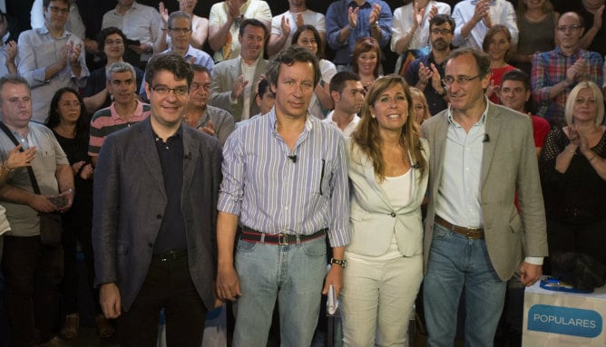 Carlos Floriano junto a Alícia Sánchez-Camacho, el portavoz del PP en el Congreso, Alfonso Alonso, y el director de la Oficina Económica de Presidencia, Álvaro Nadal, durante un acto en el barrio de La Mina de Sant Adrià de Besòs