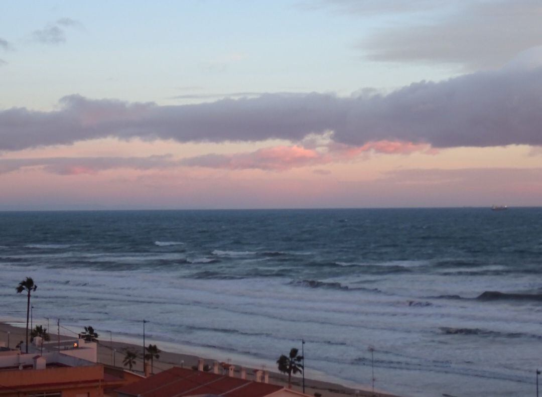 El viento provoca olas de 3 metros mar adentro. 