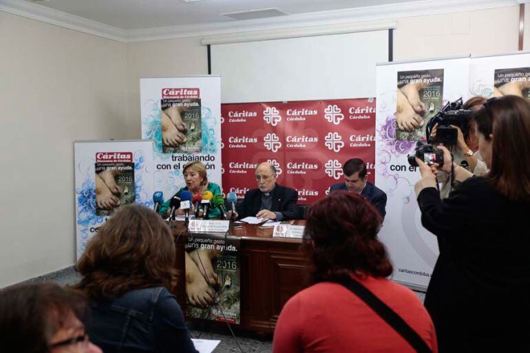 Maria Dolores Vallecillo, Manuel María Hinojosa y Salvador Ruiz durante la presentación de la campaña de Cáritas en Córdoba