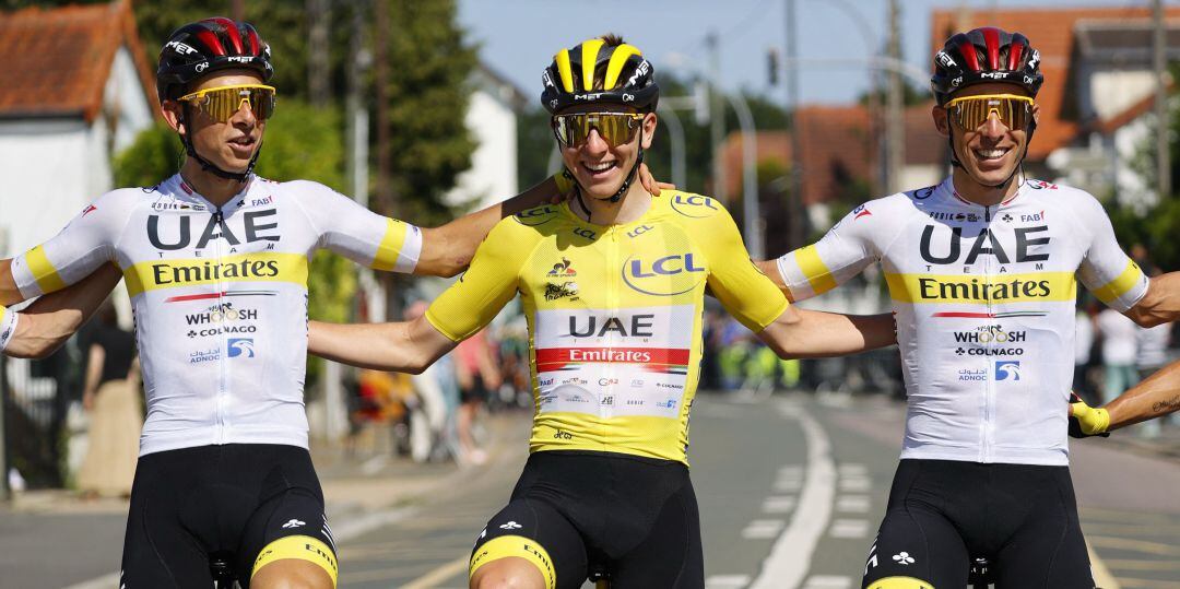 Tadej Pogacar festeja su victoria en el Tour durante la última etapa