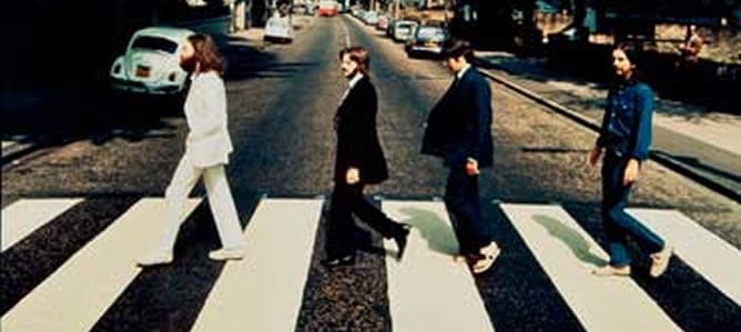 La fotografía tomada por Iain Mcmillan, muestra a los Beatles caminando de derecha a izquierda por el paso de cebra junto a los estudios de grabación de Abbey Road. Ahora ha sido vendida por 19.500 libras (24.135 euros)