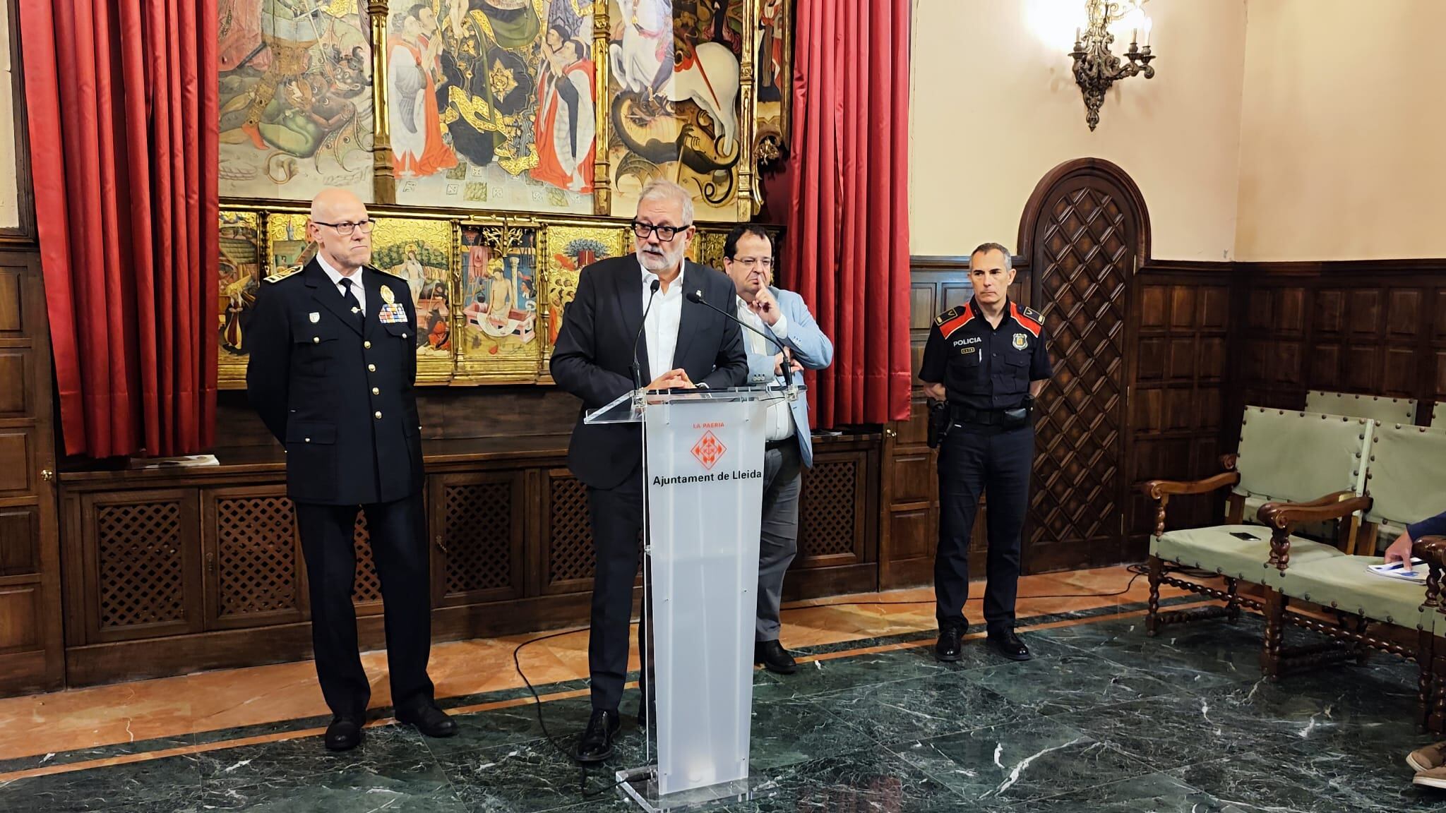 L'alcalde, Fèlix Larrosa, després de la Junta Local de Seguretat. L'acompanyen el conseller d'Inerior Joan Igasi Elena, l'intendent de la Guàrdia Urbana, Josep Ramon Ibarz i l'inspector dels mossos Xavier Ribelles.
