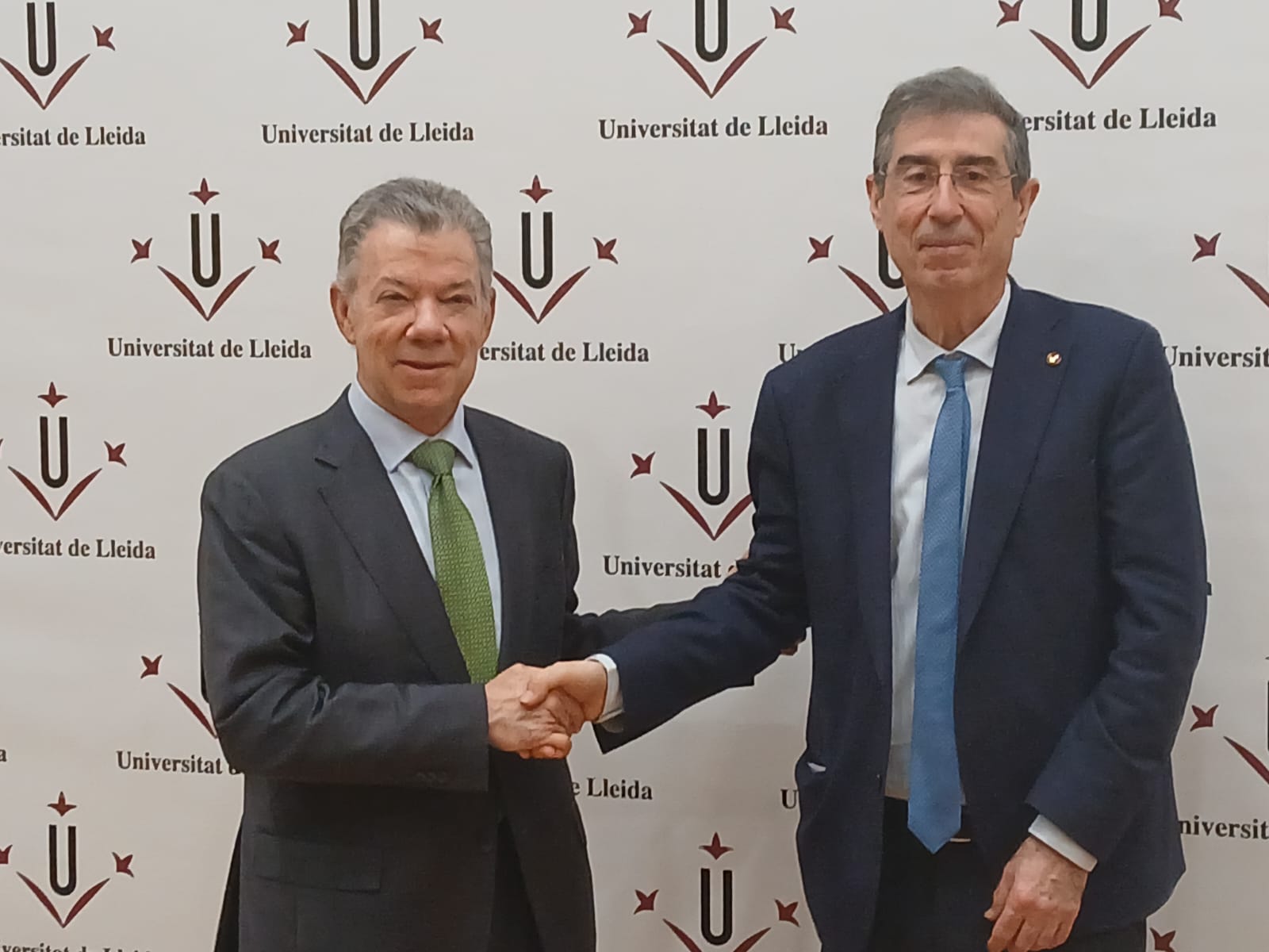 Juan Manuel Santos, ex president de Colòmbia i Premi Nobel de la Pau dona la mà al rector de la UdL, Jaume Puy.