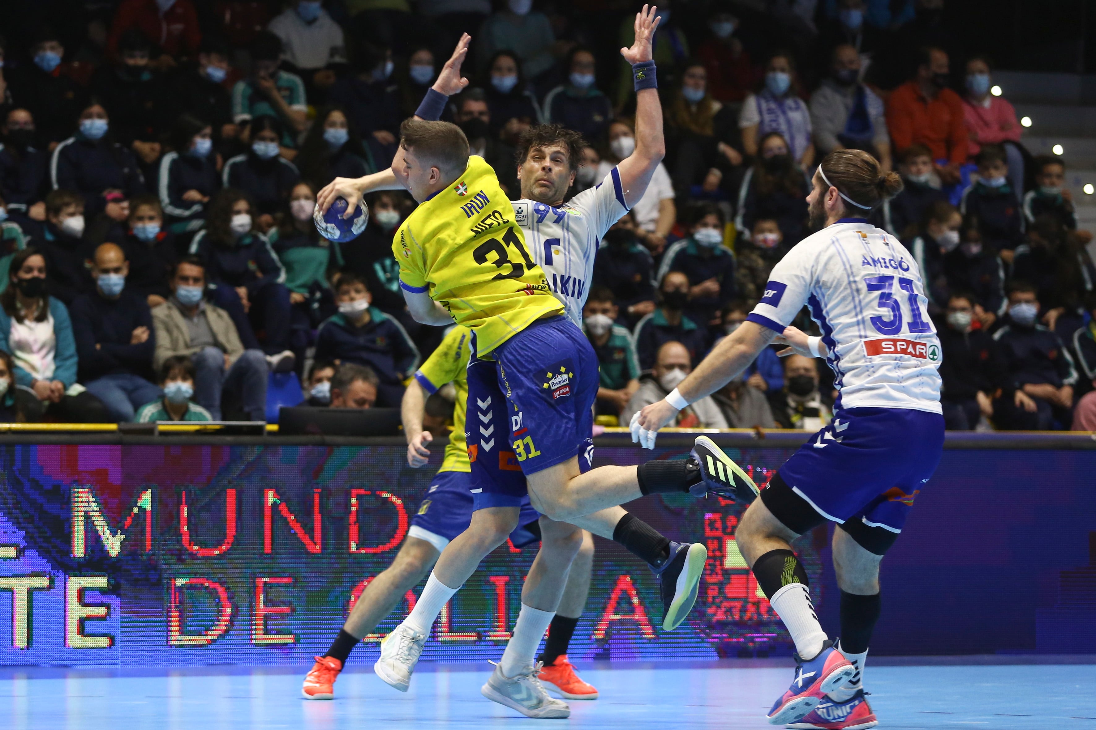 ANTEQUERA (MÁLAGA), 25/03/2022.- Choque en el ataque dell Bidasoa entre Gorka Nieto y la defensa de Antonio García del Granollers en el primer partido de cuartos de final de la Copa del Rey de Balonmano que se disputa hoy viernes el Bidasoa Irún contra el Fraikin Granollers, en el Pabellón Fernando Argüelles de Antequera (Málaga). EFE/Álvaro Cabrera
