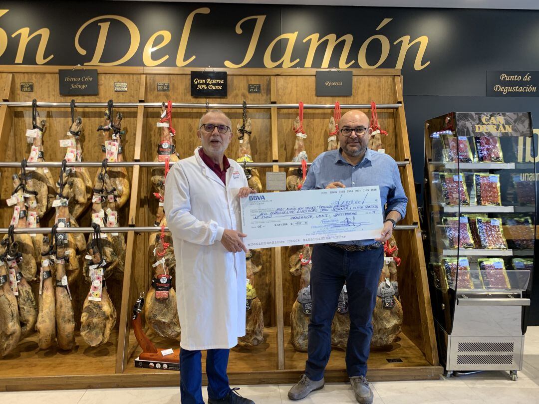 Fernando González, consejero delegado de Frimancha Canarias SLU., entregando el talón al presidente de la ONG Pequeño Valiente, José Jerez.