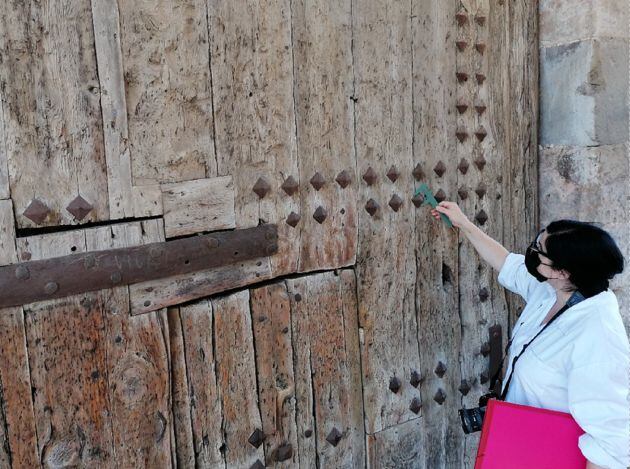 Una profesional durante los trabajos de restauración
