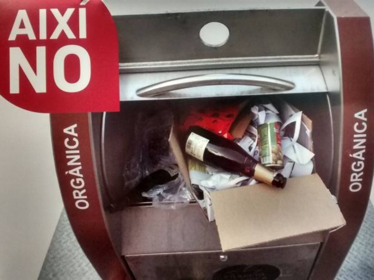 Reciclar malament la brossa costa mig milió d'euros cada any