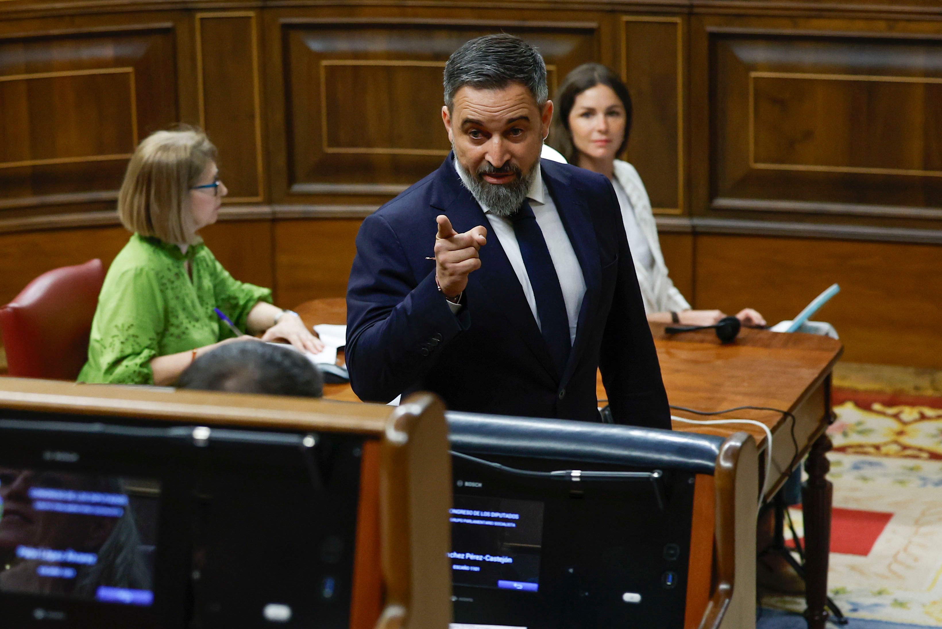 El líder de Vox, Santiago Abascal, abandona la sesión de control al Ejecutivo de este miércoles en el Congreso