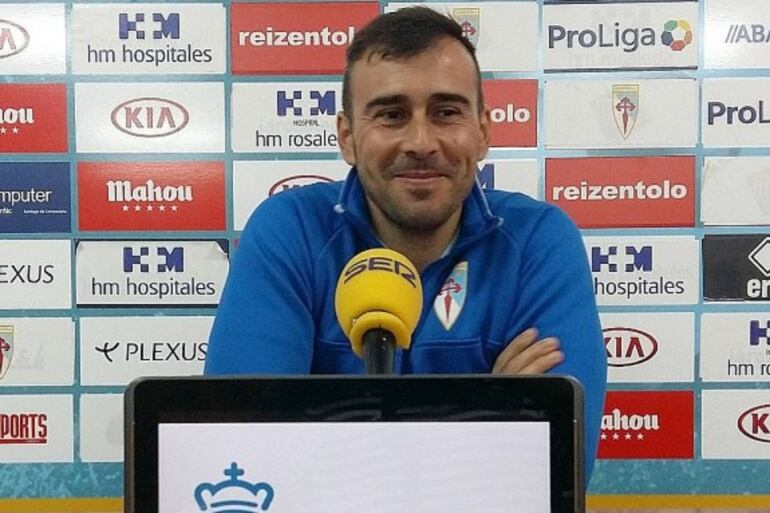 Yago Iglesias, entrenador del Compostela, en la sala de prensa de San Lázaro