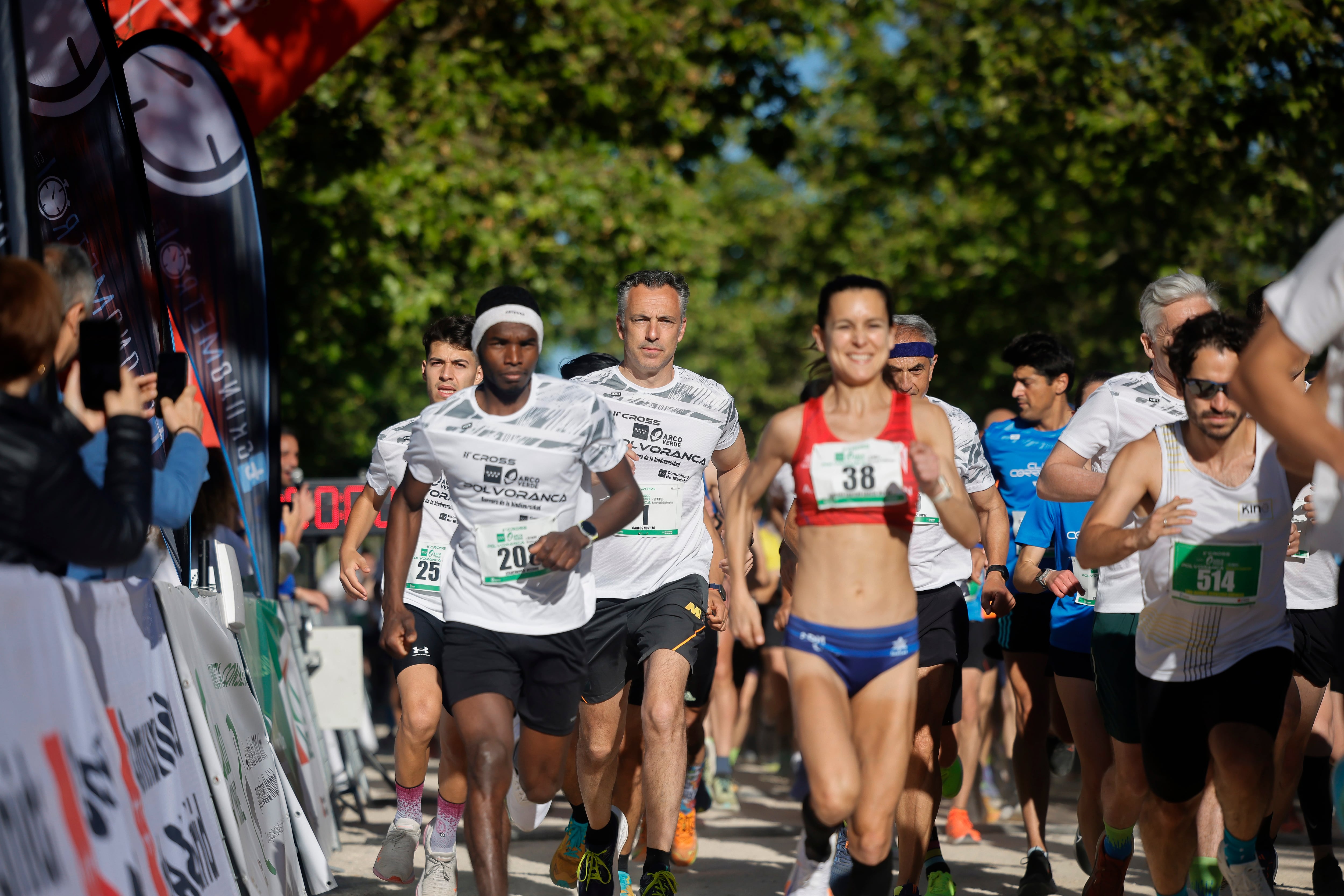 El II Cross Arco Verde ha contado con más de 500 participantes, entre ellos el consejero Novillo (en el centro de la imagen, con el dorsal 1)