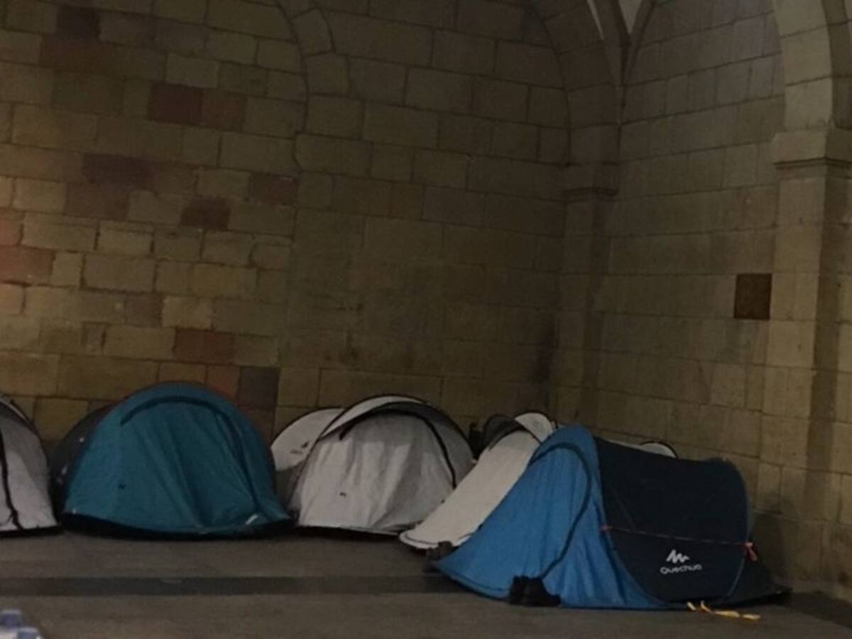 Varios migrantes duermen en la calle en Irun después de haberles negado el acceso a los recursos de emergencia