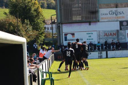 Los jugadores del Lealtad celebran el tanto de su primer triunfo en la liga