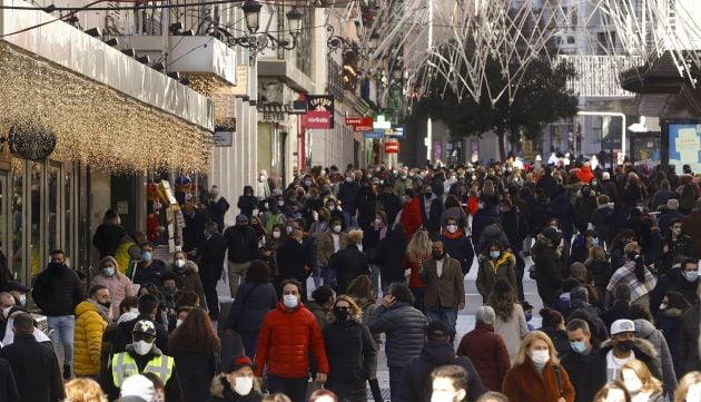 Viandantes en la calle Preciados en Madrid