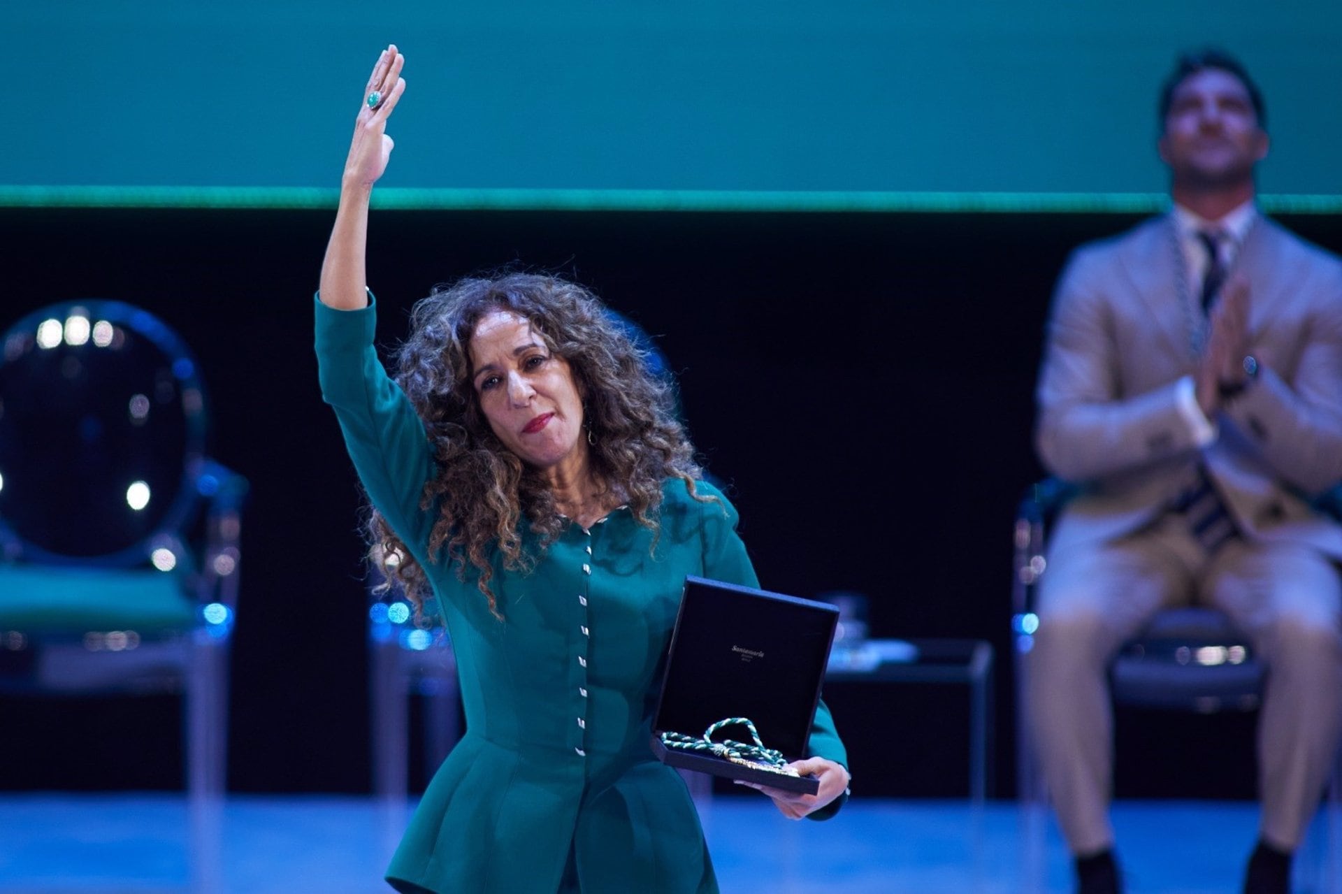 Rosario Flores recoge el título de Hija Predilecta de Andalucía concedido a título póstumo a su madre, Lola Flores.