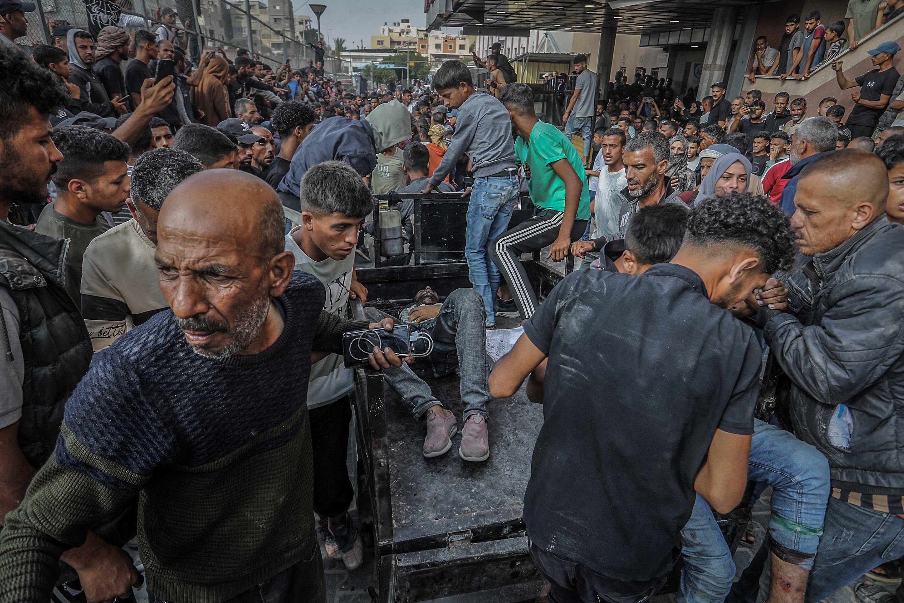 Palestinos alcanzados por un ataque israelí cerca de un punto de ayuda humanitaria son llevados al hospital Nasser en Khan Yunis