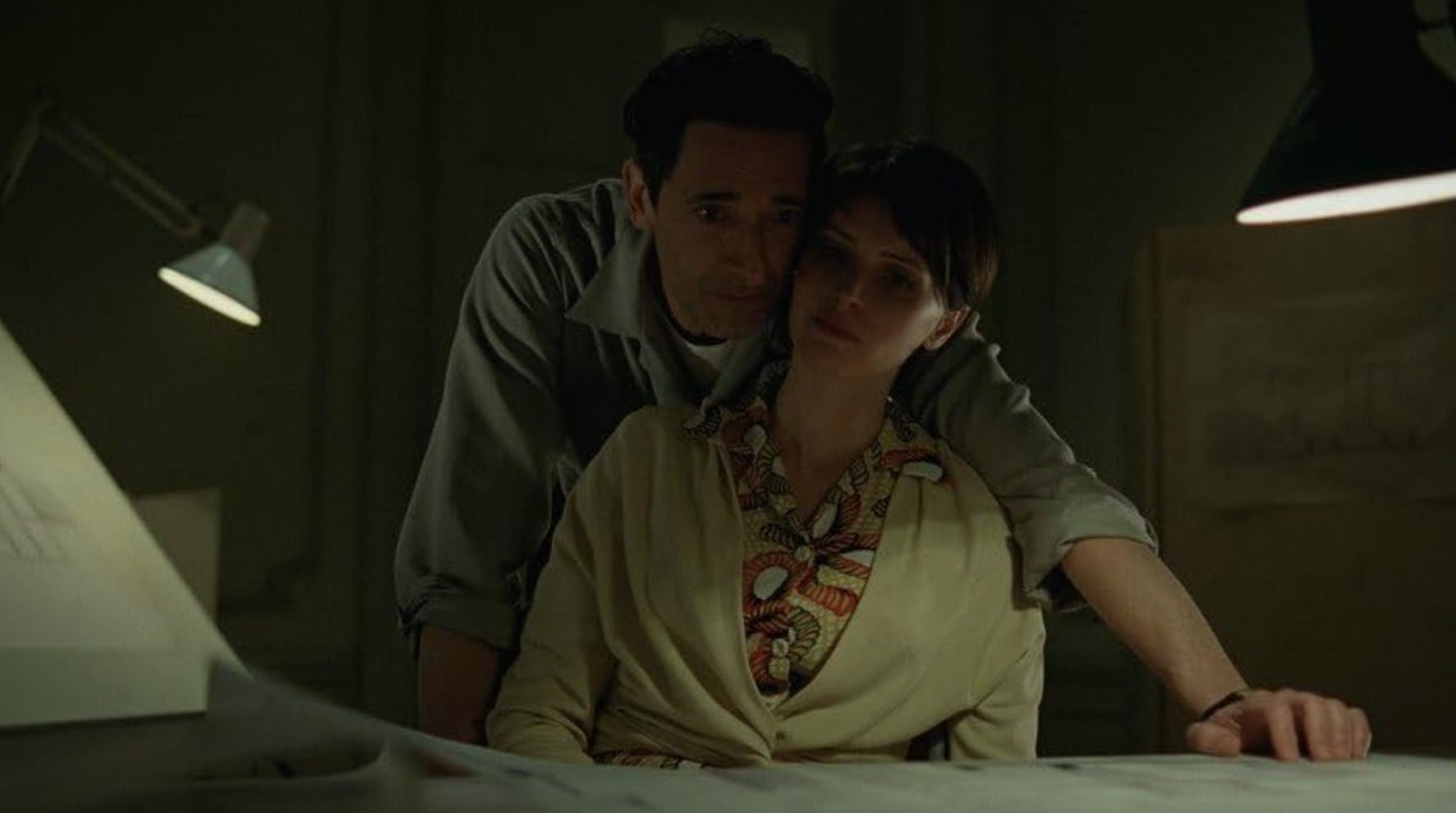 Fotograma de &#039;The Brutalist&#039; con Adrien Brody y Felicity Jones