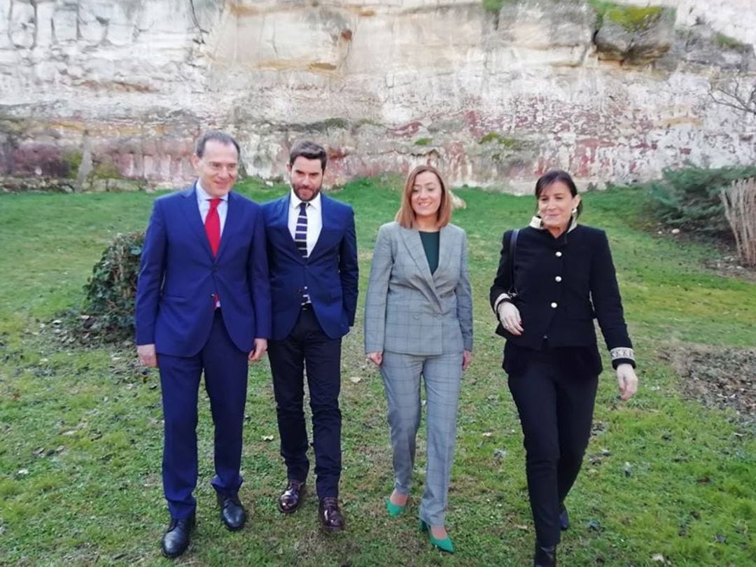 Dirigentes del PSOE tras la comparecencia de prensa junto a la zona de  muralla medieval de Zamora en la que se produjeron los desprendimientos