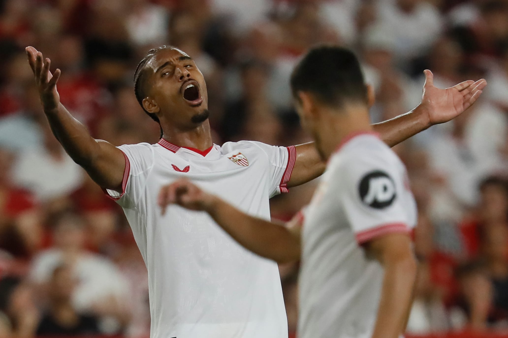 Sevilla, 11/08/2023.- El defensa francés del Servilla Loïc Bade (i) durante el partido de LaLiga que ambos equipos disputan este sábado en el estadio Sánchez Pizjuan de Sevilla. EFE/José Manuel Vidal
