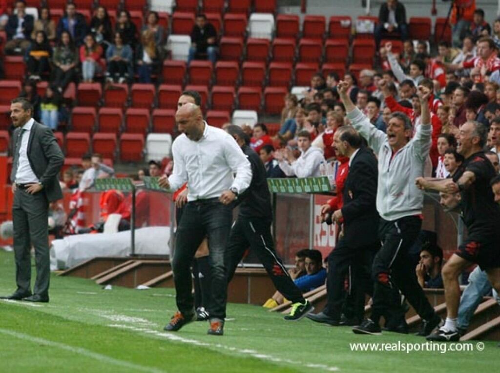 Abelardo celebra uno de los goles en el partido de su debut en el banquillo del Sporting, contra el Hércules