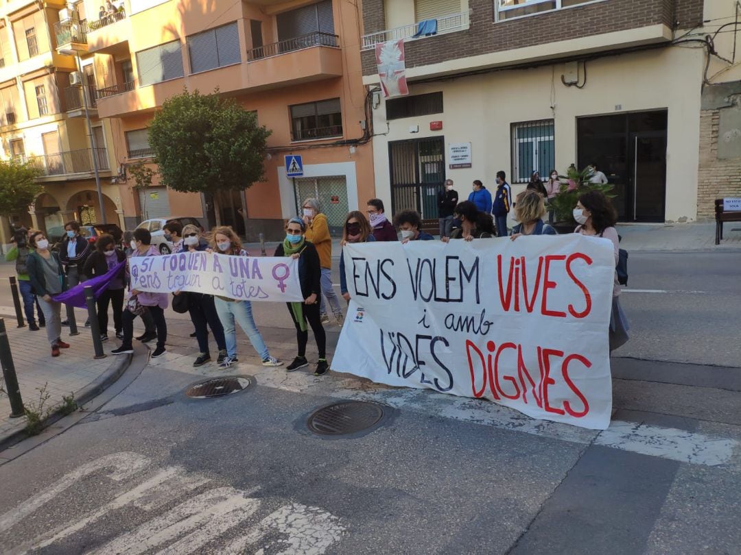 Varias personas se concentran en las puertas del juzgado de Ontinyent para condenar la presunta violación en grupo a una niña de 14 años. 