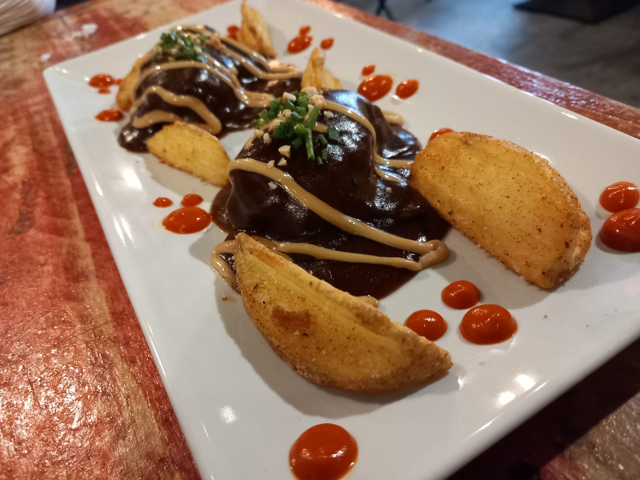 Carrillera de cerdo glaseada en su propia salsa reducida