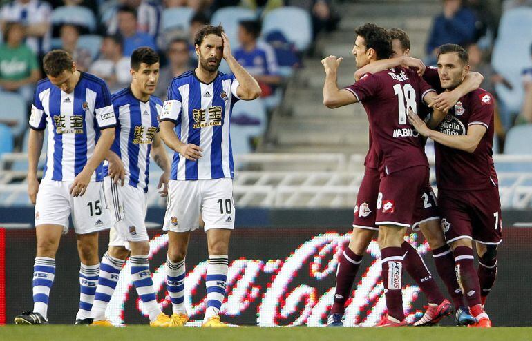  Los jugadores del Deportivo celebran el gol del empate ante la decepción de los de la Real Sociedad, durante el partido correspondiente a la trigésimo primera jornada de Liga que disputan en el estadio de Anoeta de San Sebastián