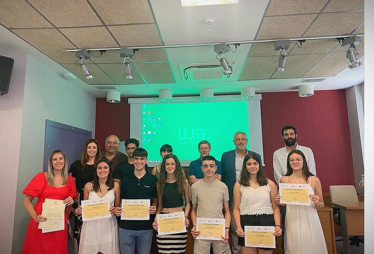 Momento de la entrega del premio, Jesús Pastrana en la primera fila, tercero por la derecha