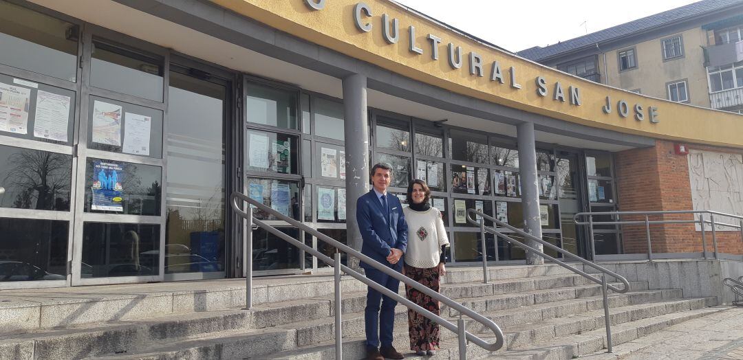 El concejal Andrés Torquemada y la Defensora del Ciudadano, Paloma Serrano.