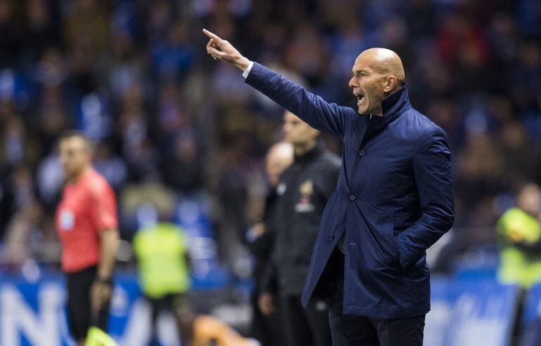 Zinedine Zidane dirige a sus jugadores.