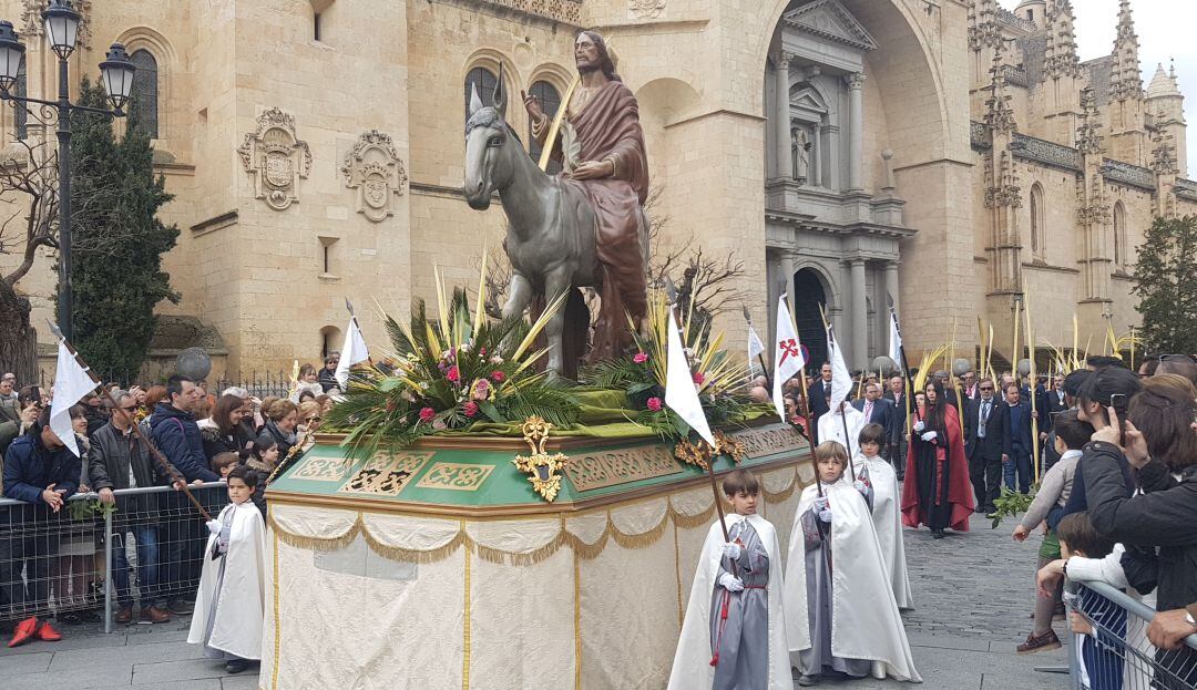 La borriquilla pudo salir acompañada por las cofradías y feligresías a pesar de la amenaza de lluvia