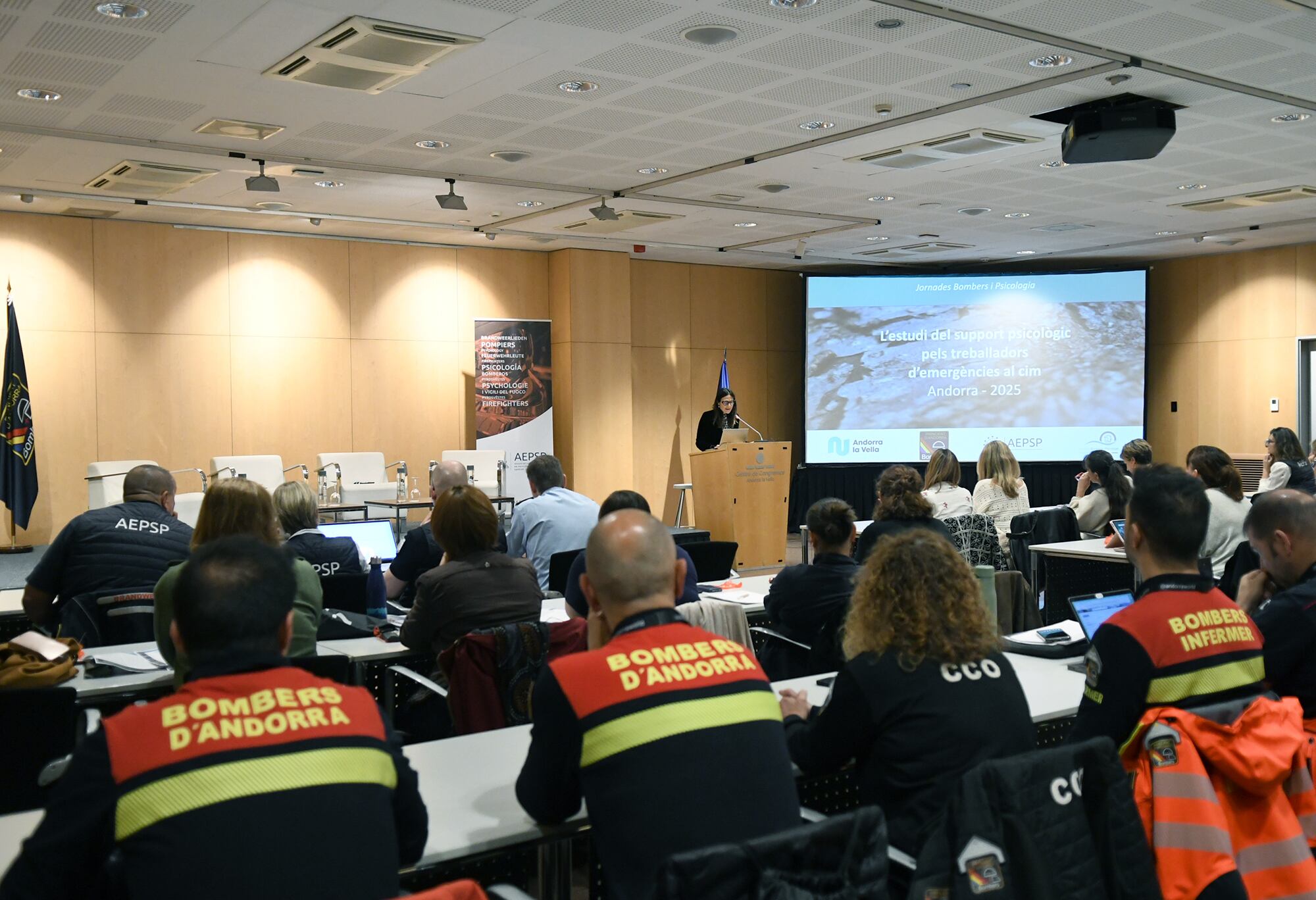 La ministra d'Interior, Ester Molné, ha inaugurat el Congrés Europeu de Psicologia de Bombers, que se celebra fins al diumenge al Centre de Congressos de la capital