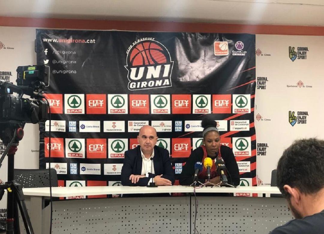Cayetano Pérez, president de l'Spar CityLift Girona i Shay Murphy en la roda de premsa de comiat de la jugadora nordamericana.