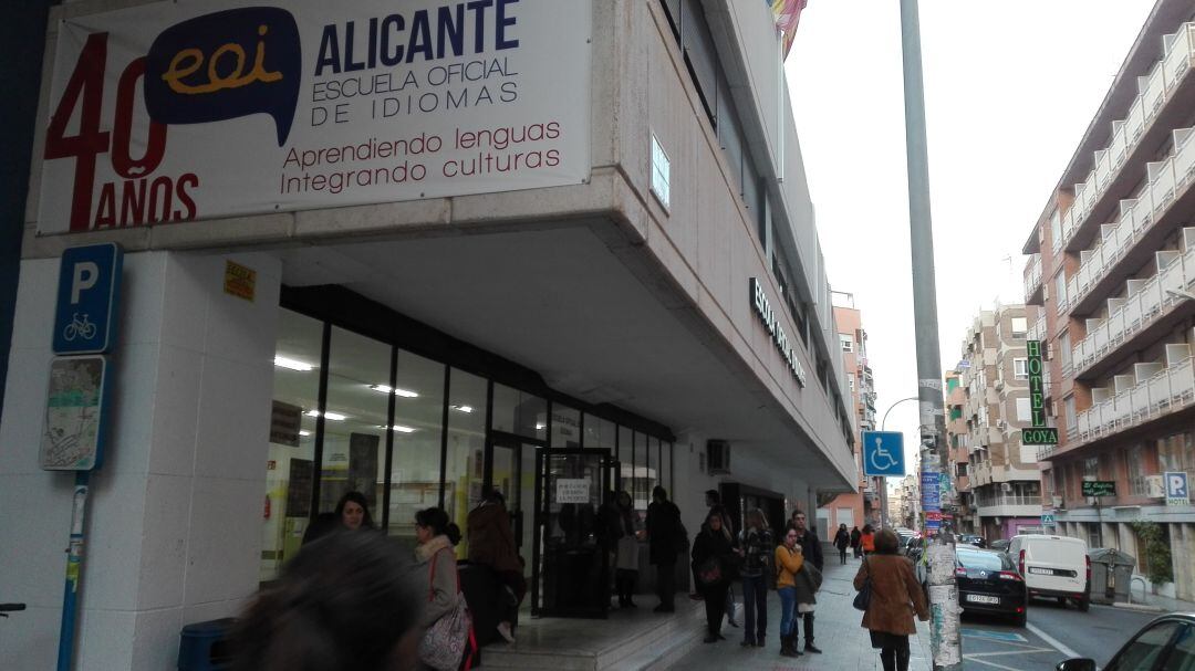 Fachada de la Escuela Oficial de Idiomas de Alicante.